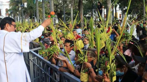 fieles bendecidos por sacerdote