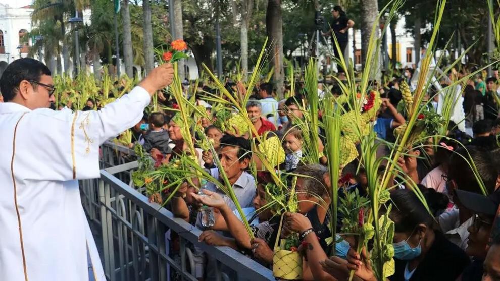 fieles bendecidos por sacerdote