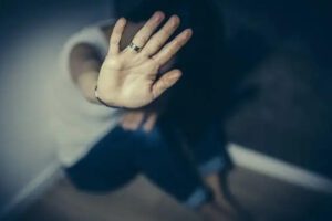 persona tapandoce la cara