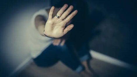 persona tapandoce la cara