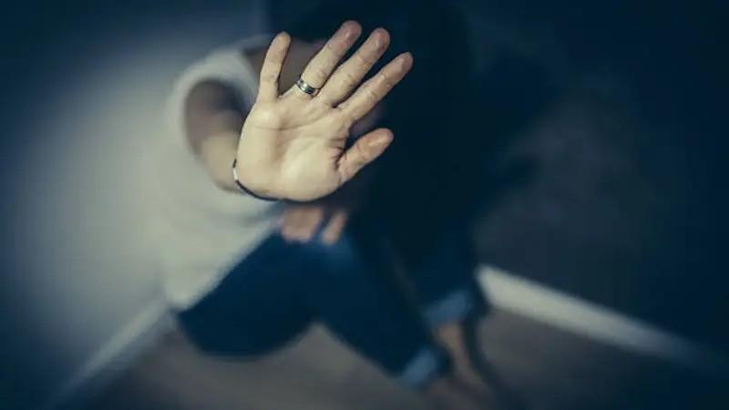 persona tapandoce la cara