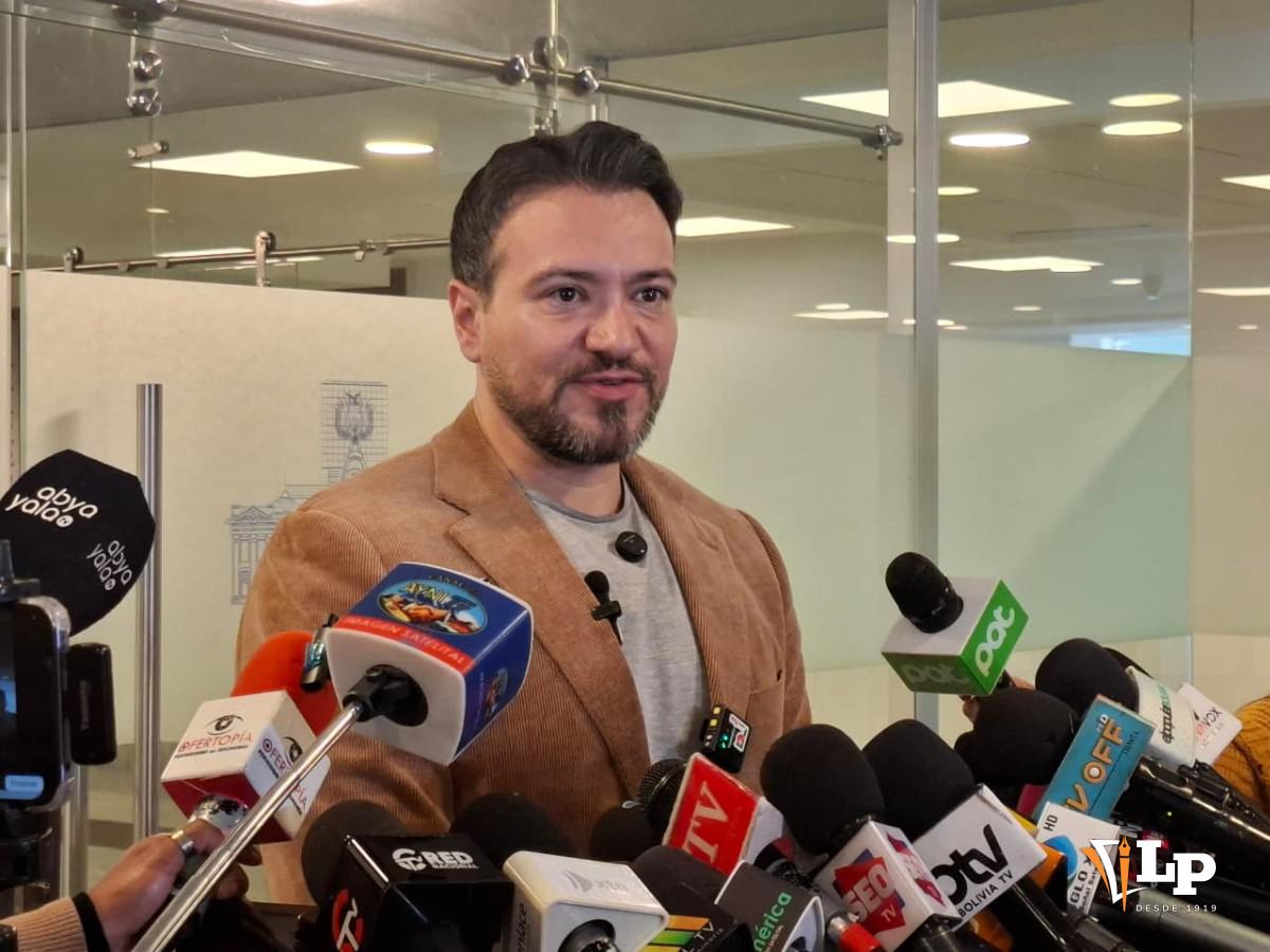 El diputado Alejandro Reyes en conferencia de prensa