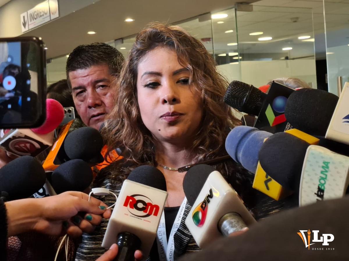 La diputada Adriana Jiménez en conferencia de prensa