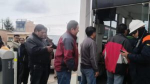 transportistas y personal de YPFB ingresando a planta