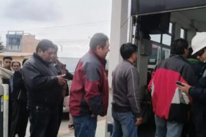 transportistas y personal de YPFB ingresando a planta
