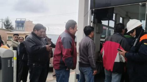 transportistas y personal de YPFB ingresando a planta