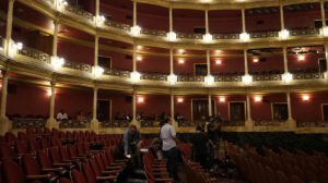Un teatro siendo alistado antes de una funsión