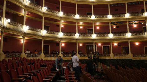 Un teatro siendo alistado antes de una funsión