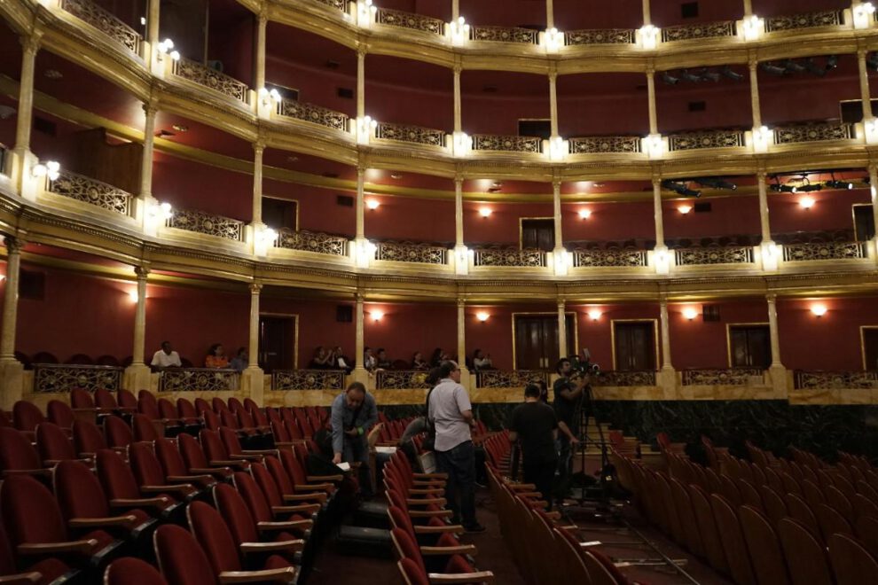 Un teatro siendo alistado antes de una funsión