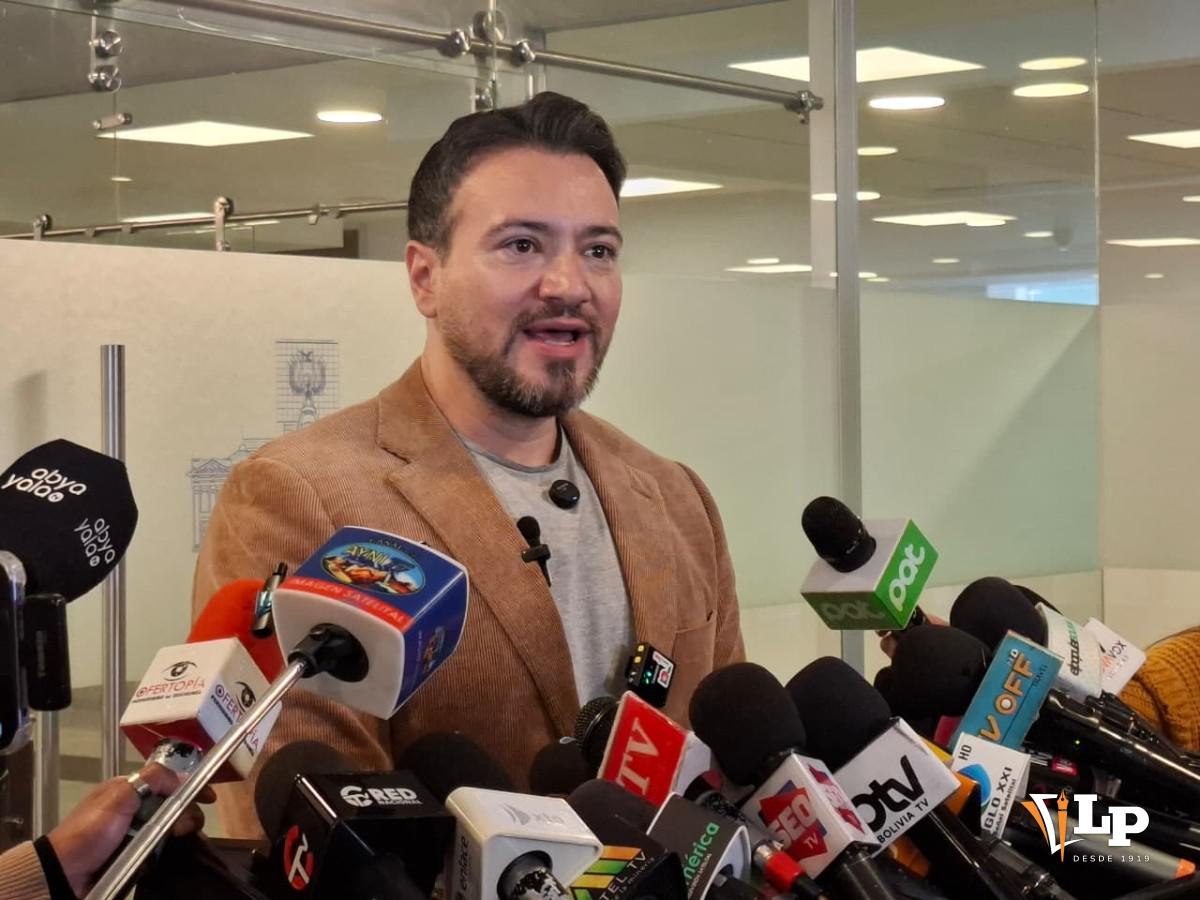 El diputado Alejandro Reyes en conferencia de prensa