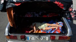 Un niño desplazado, que duerme en el maletero de un coche en una calle de Beirut