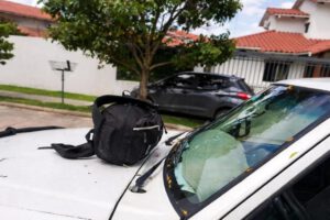 Una mochila sospechosa fue abandonada sobre el capó de una patrulla que custodiaba la vivienda donde días atrás policías fueron atacados