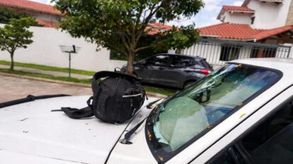 Una mochila sospechosa fue abandonada sobre el capó de una patrulla que custodiaba la vivienda donde días atrás policías fueron atacados