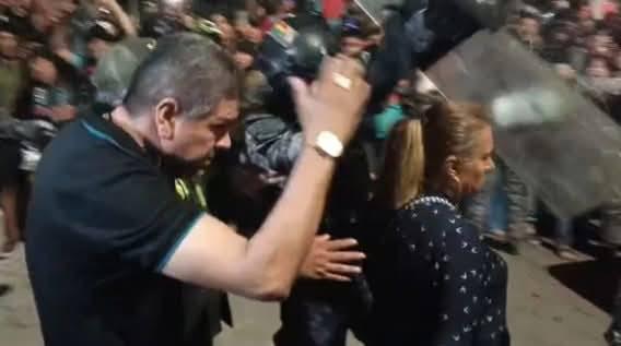 La ex candidata Marisol Negrete y su esposo llevados por la policía