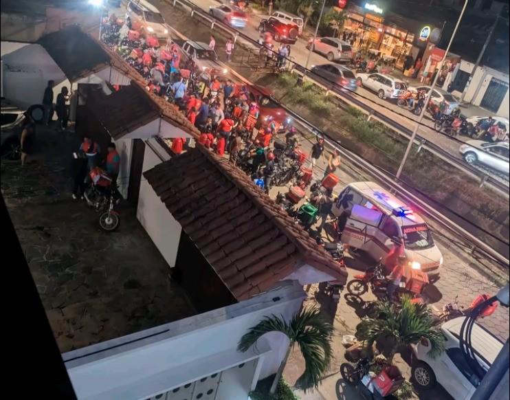 Repartidores reunidos en el domicilio