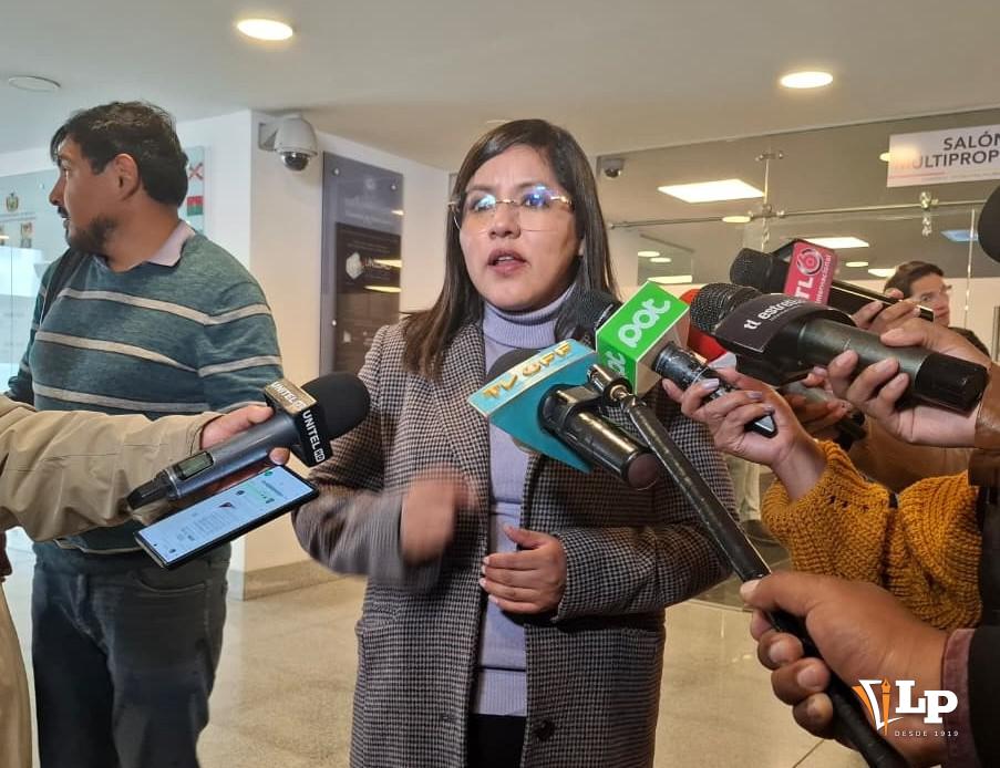 La diputada Lissa Claros en conferencia de prensa