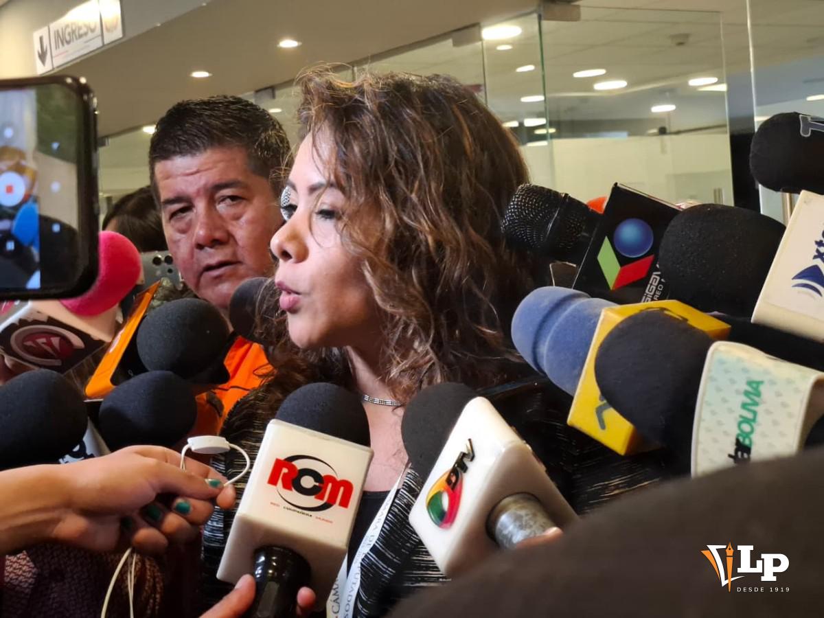 La diputada Adriana Jiménez en conferencia de prensa