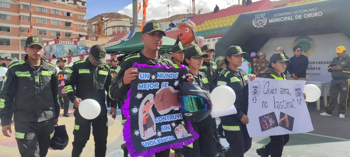 Policías dentro de la marcha de concientización