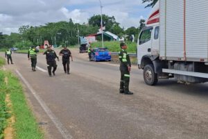 Efectivos policiales controlas salidas de cochabamba