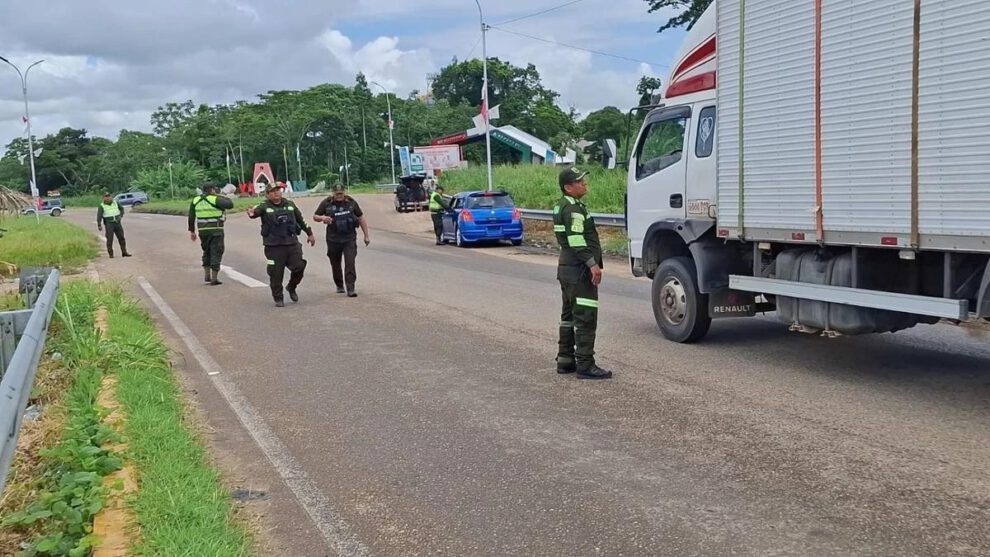 Efectivos policiales controlas salidas de cochabamba