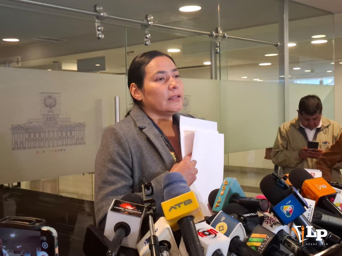 La senadora Marcela Guerrero en conferencia de prensa