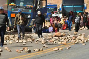 Un punto de bloqueo en una carretera de Bolivia