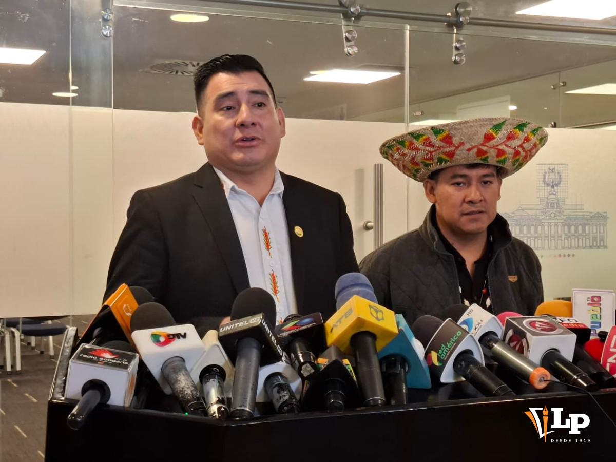 El diputado Walter Pinto en conferencia de prensa