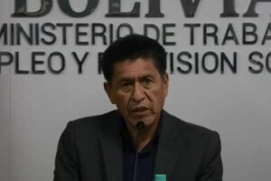 El ministro anunciando el comunicado