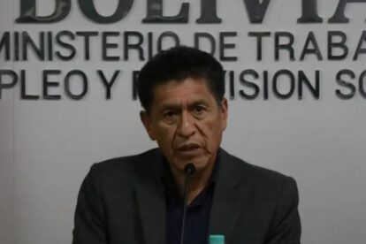 El ministro anunciando el comunicado