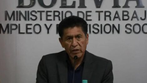 El ministro anunciando el comunicado