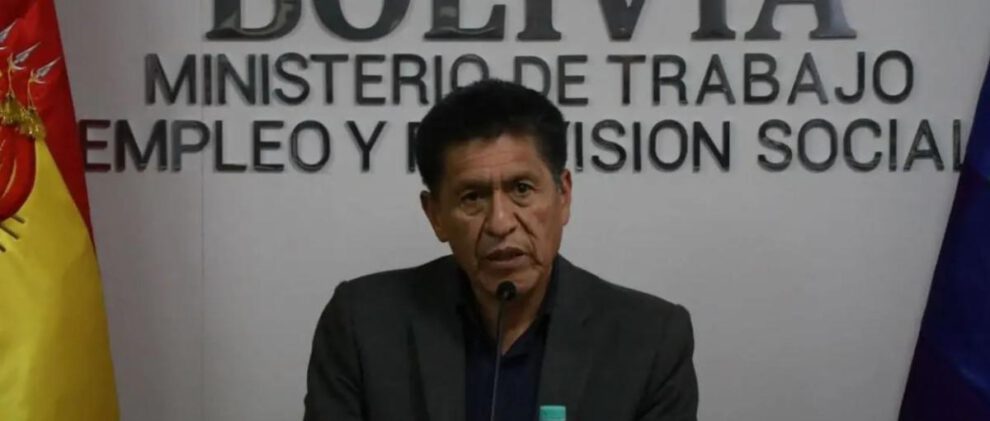 El ministro anunciando el comunicado