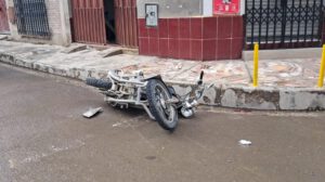 Imagen que refleja como que la motocicleta tras el choque