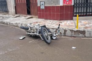 Imagen que refleja como que la motocicleta tras el choque