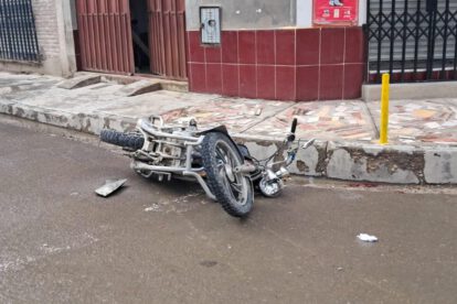 Imagen que refleja como que la motocicleta tras el choque