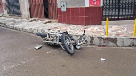 Imagen que refleja como que la motocicleta tras el choque