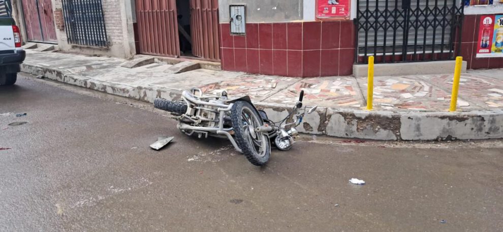 Imagen que refleja como que la motocicleta tras el choque