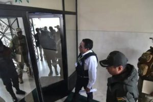 personal policial ingresando al inmueble del expresidente