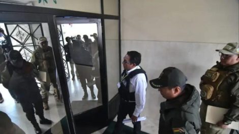 personal policial ingresando al inmueble del expresidente