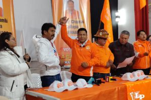 Saúl Sanchez y Oscar Chambi firman acuerdo