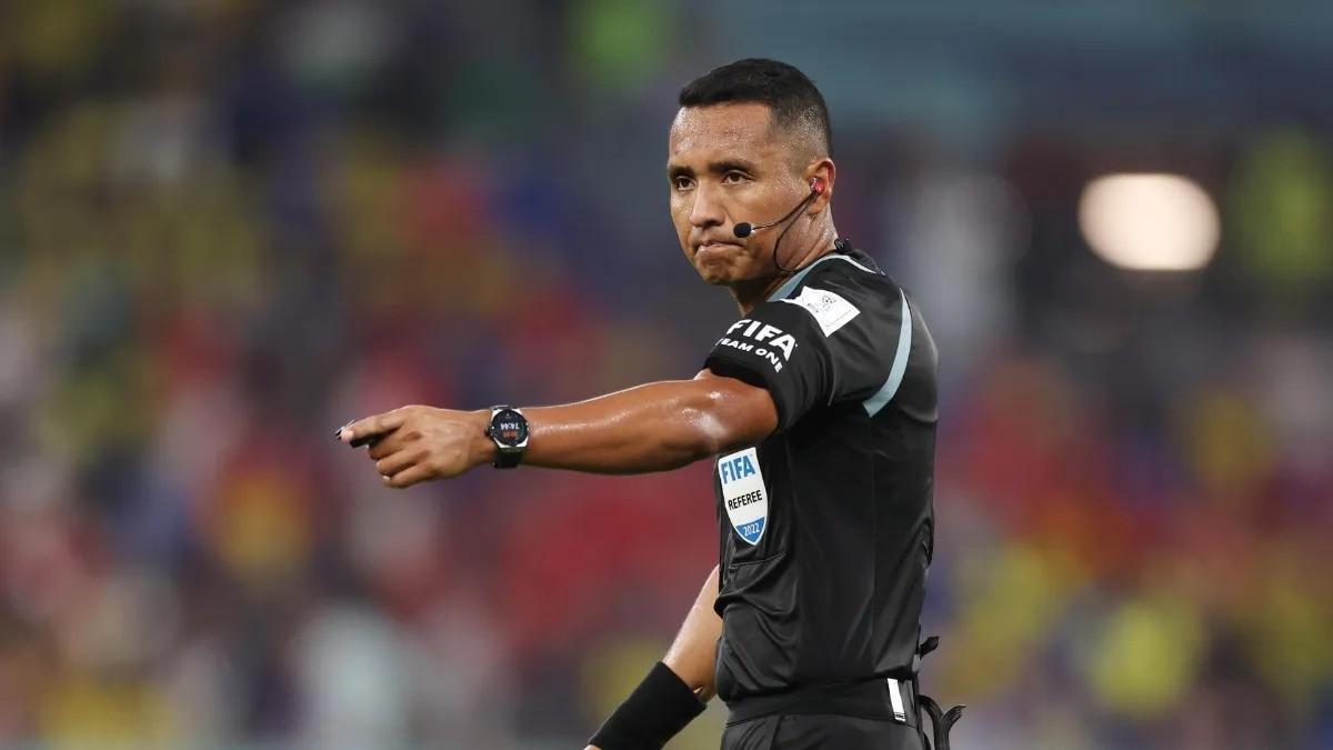 Iván Barton, el árbitro salvadoreño de 35 años