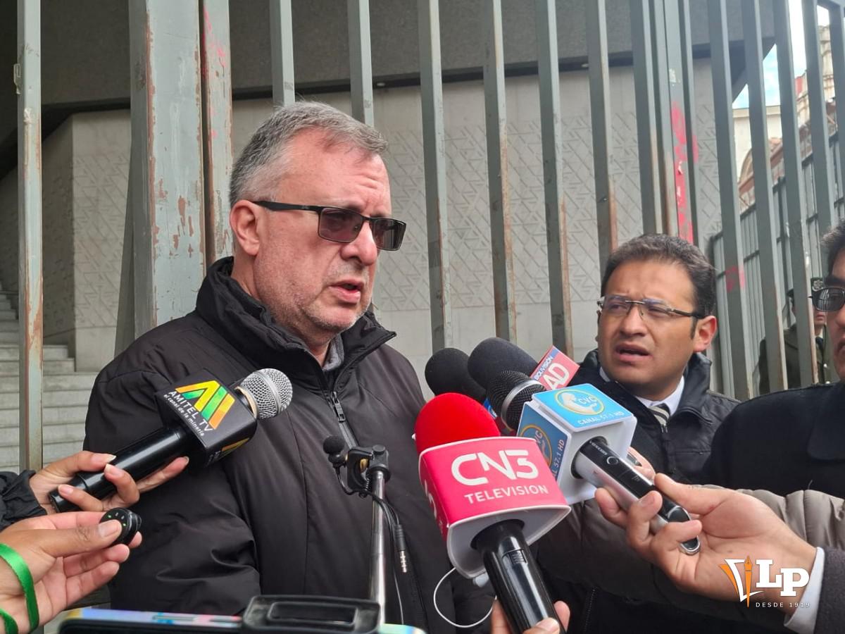 El diputado Carlos Alarcón en conferencia de prensa