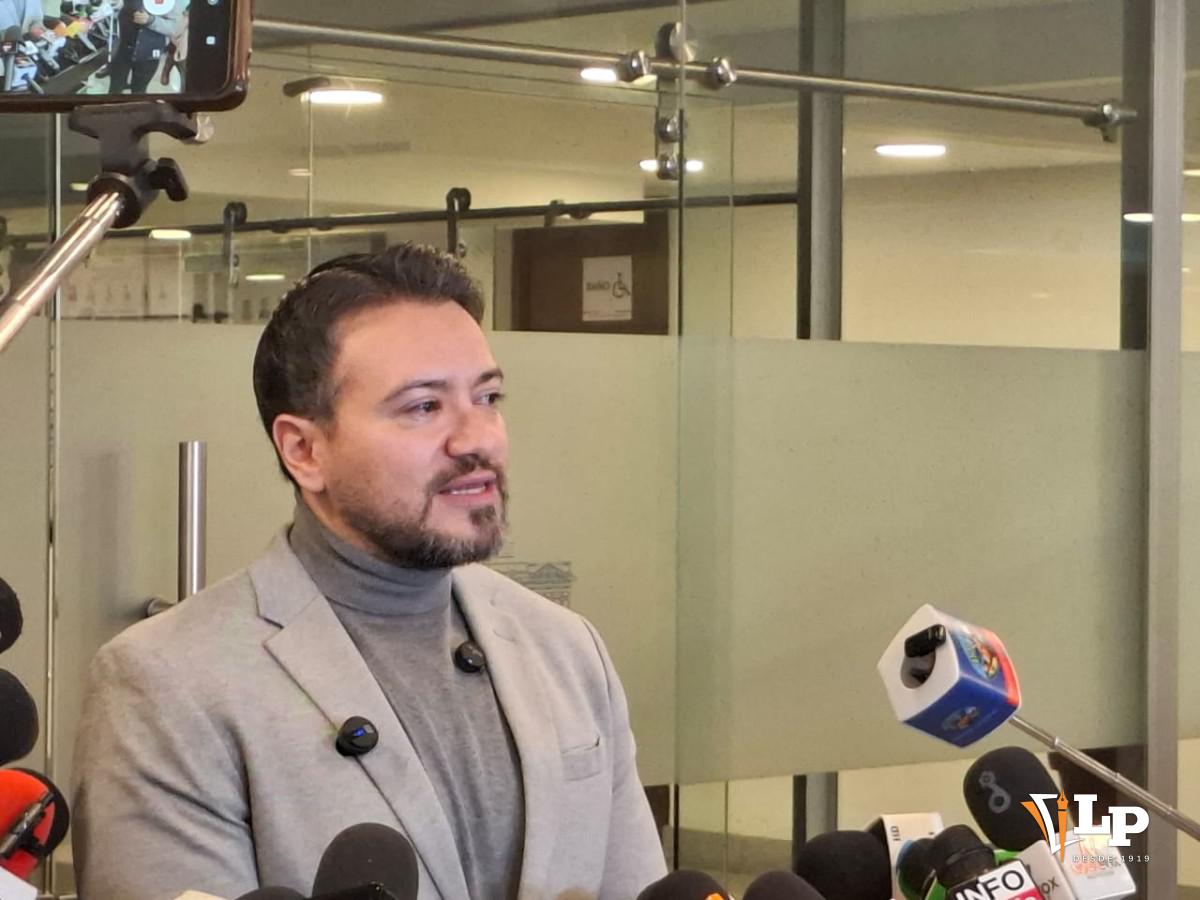 El diputado Alejandro Reyes en conferencia de prensa