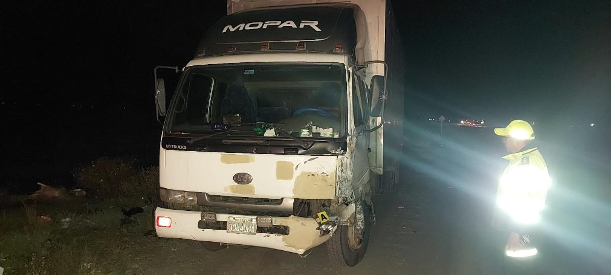 Se muestra un a imagen de como quedó el camión tras el choque