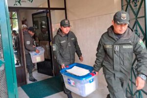 La Policía secuestró documentos de la casa del expresidente Luis Arce