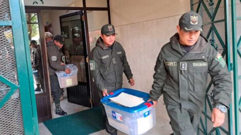 La Policía secuestró documentos de la casa del expresidente Luis Arce