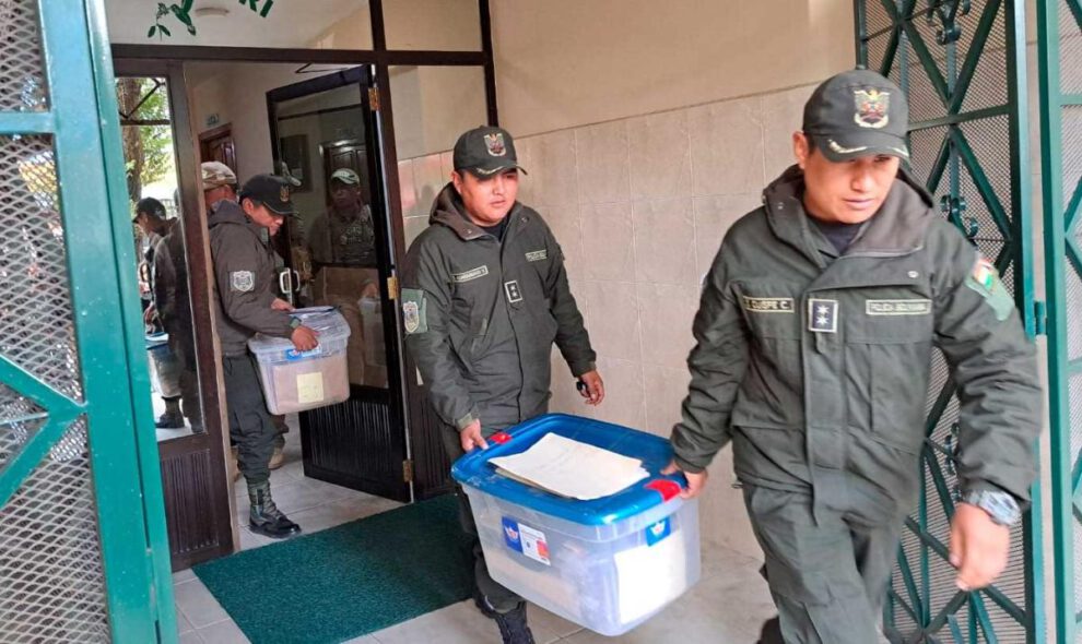 La Policía secuestró documentos de la casa del expresidente Luis Arce