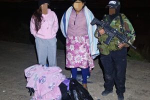 Se observa a dos de las tres detenidas