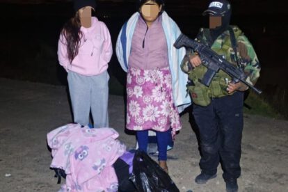 Se observa a dos de las tres detenidas