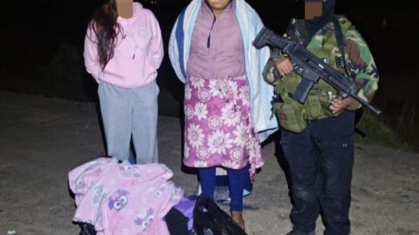 Se observa a dos de las tres detenidas