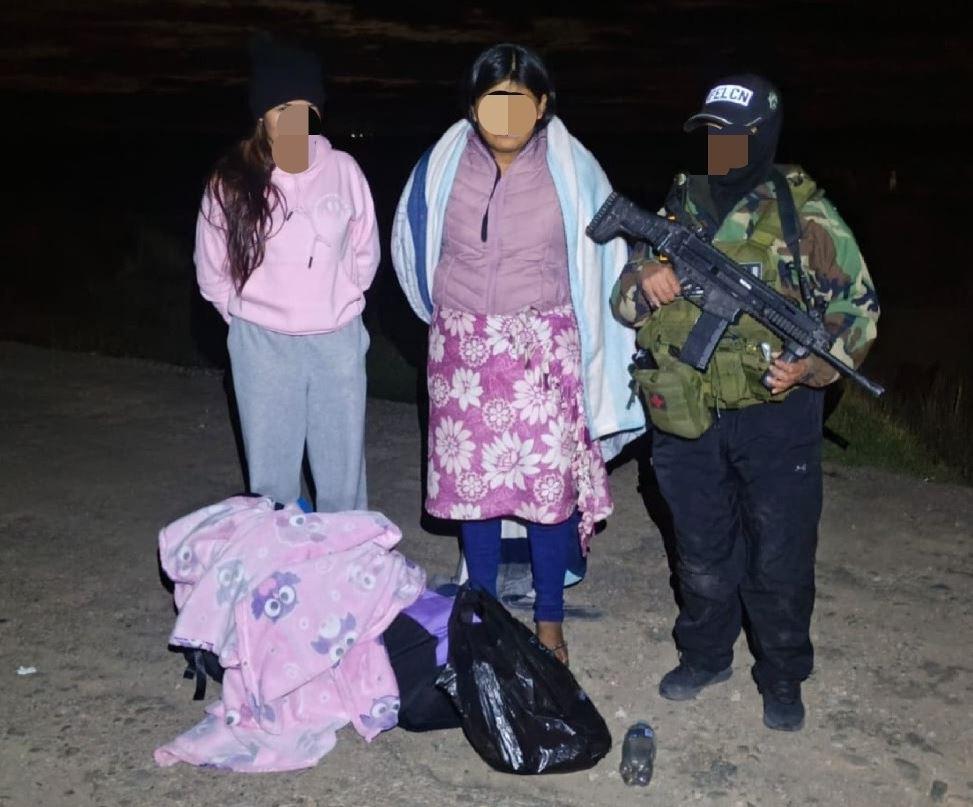 Se observa a dos de las tres detenidas